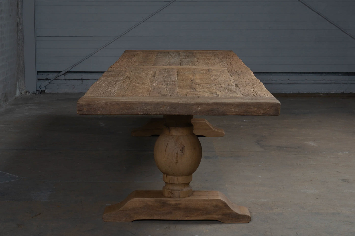 Table monastère Soleil avec chaises assorties, idéale pour une salle à manger élégante et chaleureuse.