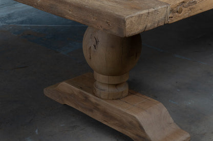 Grande table monastère en chêne massif, parfaite pour un intérieur rustique ou contemporain.